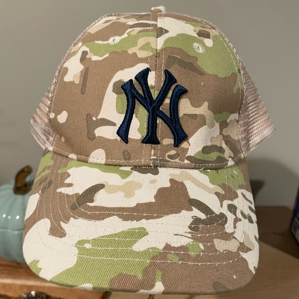 New York Yankees X Budweiser SnapBack MLB trucker hat. 6 panel. Embroidered